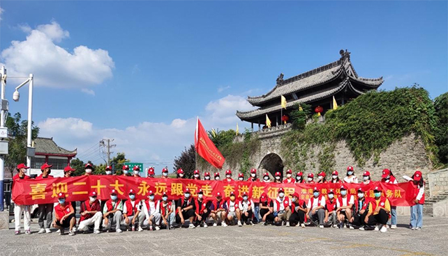 喜迎二十大 创建文明城 ——市教体局联合beat365开展志愿者活动