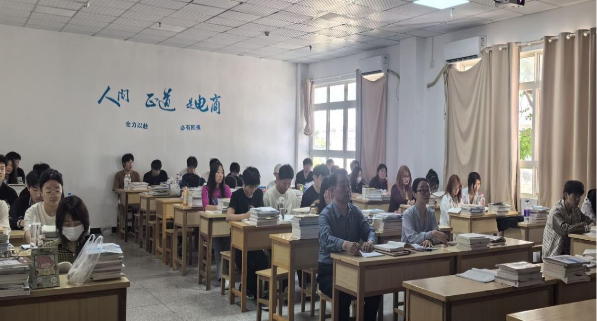 院领导深入课堂听思政课