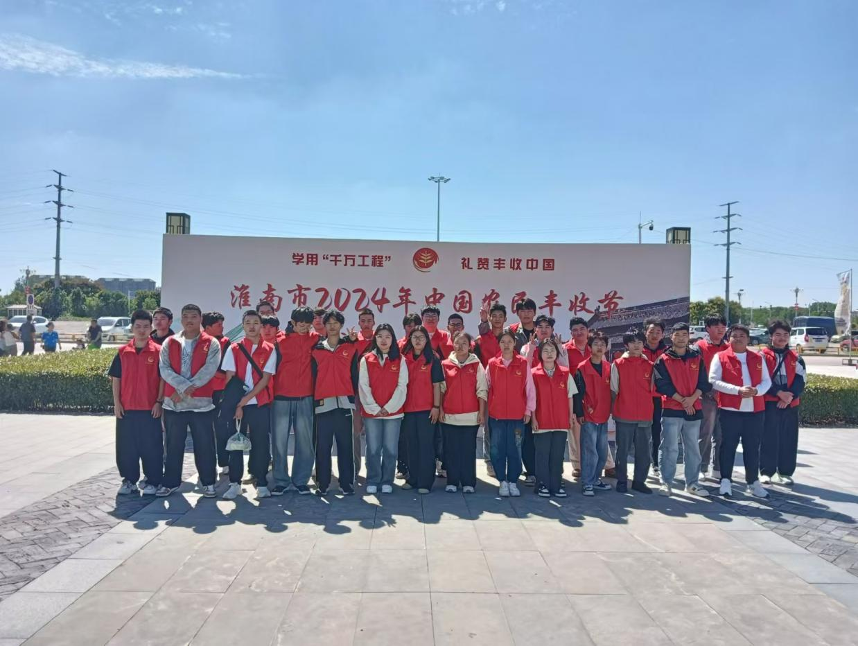 青春献力,温暖同行——学生志愿者踊跃投身志愿服务活动