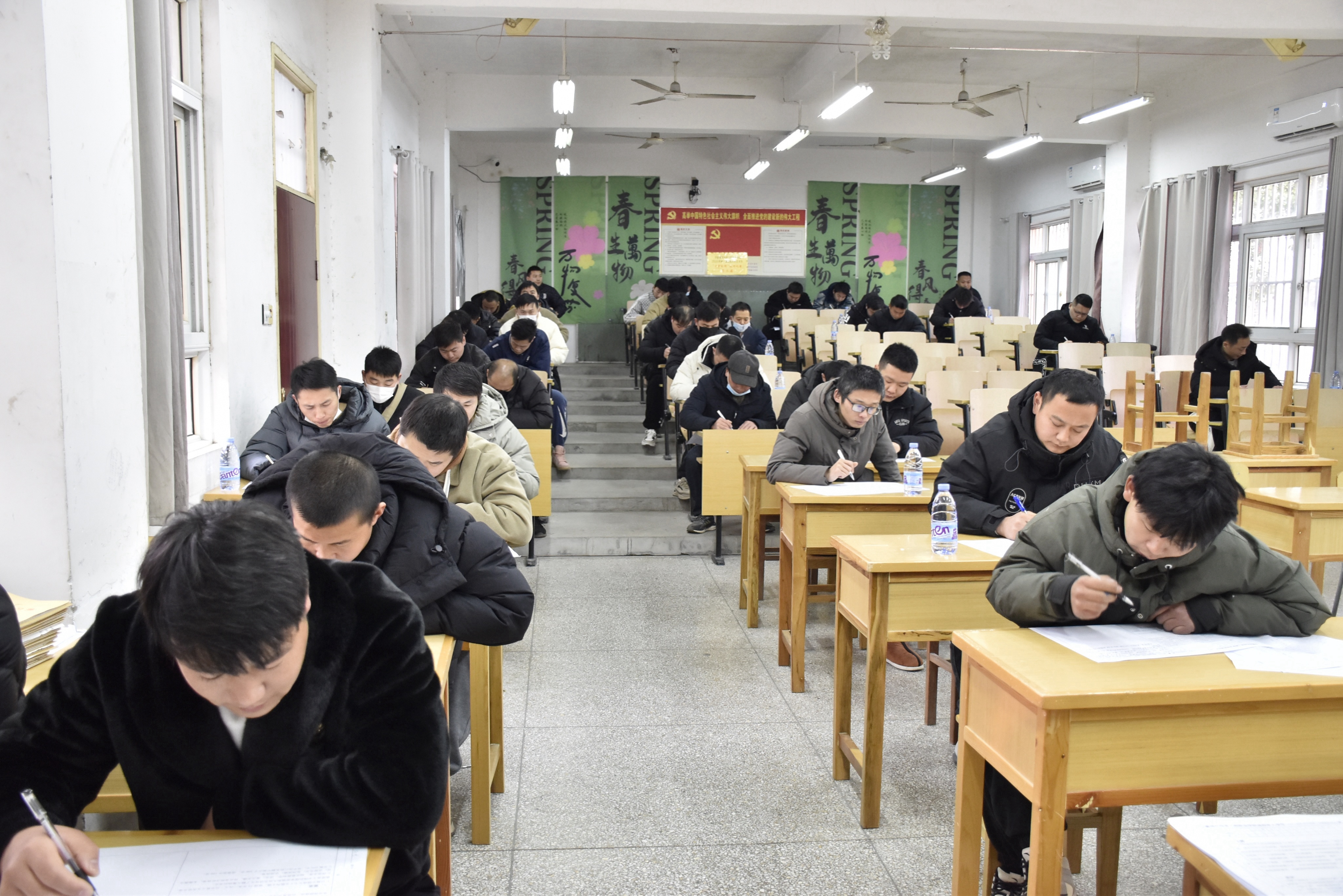 beat365退役军人学生期末考试顺利进行