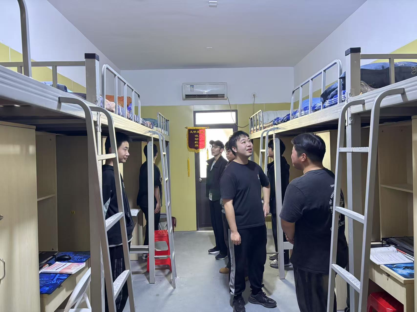信息工程系开展本学期学生宿舍第二次集中走访活动