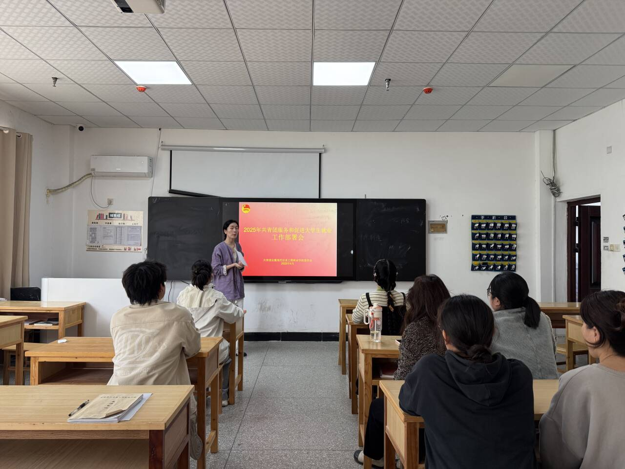 共青团促就业，为学子铺就未来之路