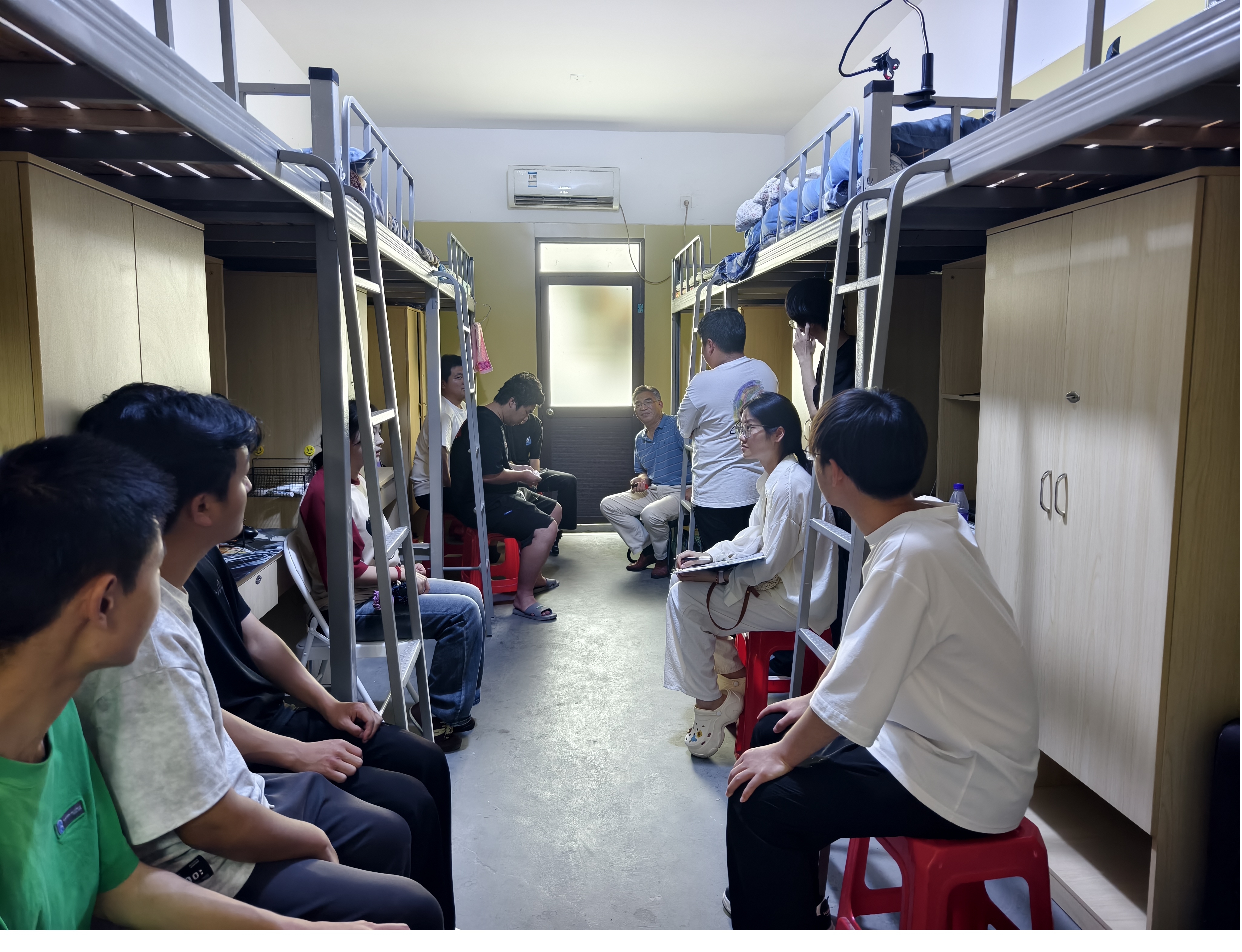 信息工程系组织授课老师深入学生宿舍 开展座谈交流活动