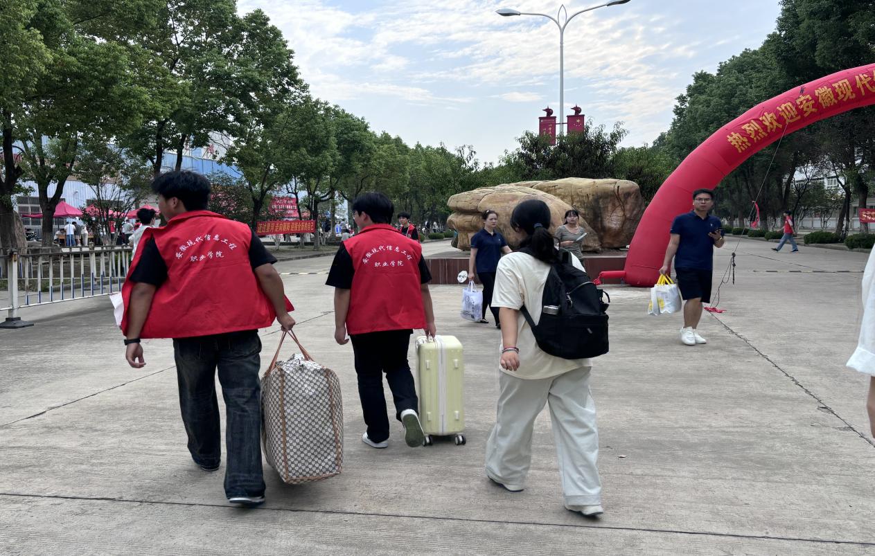 机电经管系多举并措迎新生 暖心服务启新程