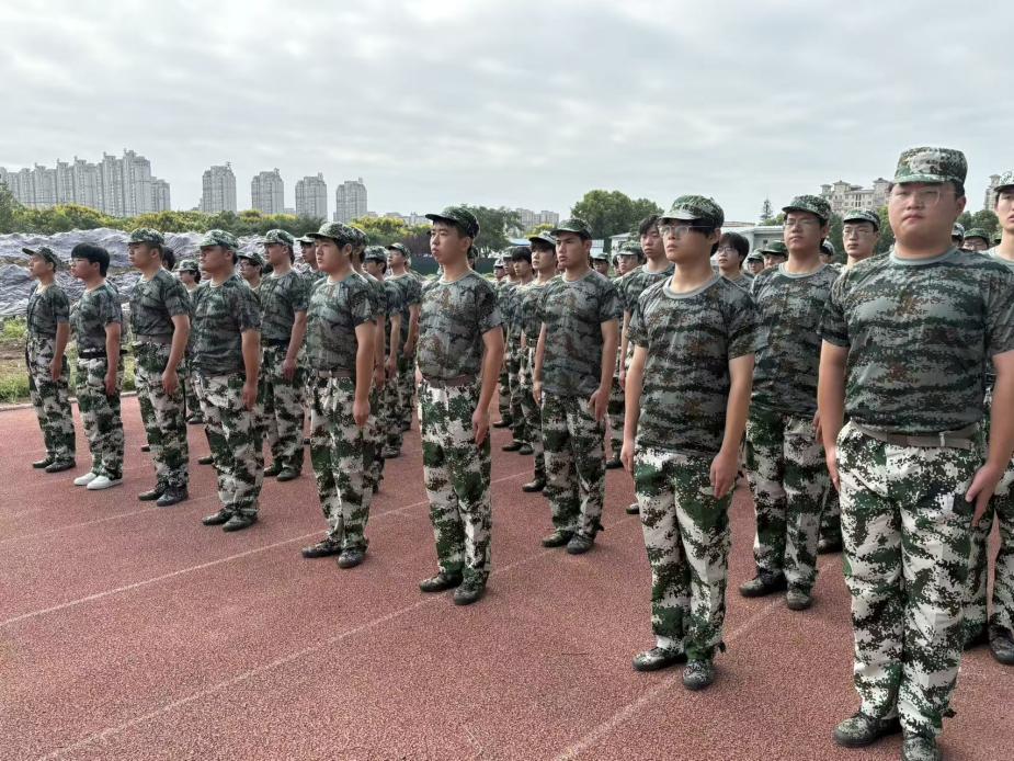 迷彩正青春,淬炼进行时:信息工程系2025级军训火热开展中