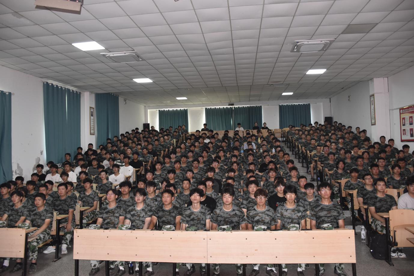 筑牢反诈防线——beat365英国官网网站组织2025级新生共上《反诈第一课》