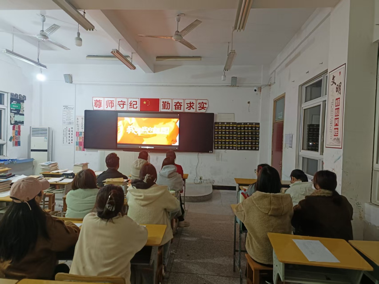 艺术建工系党支部“银幕党课”激荡爱国情怀 ——13名教师党员集中观看《我和我的祖国》