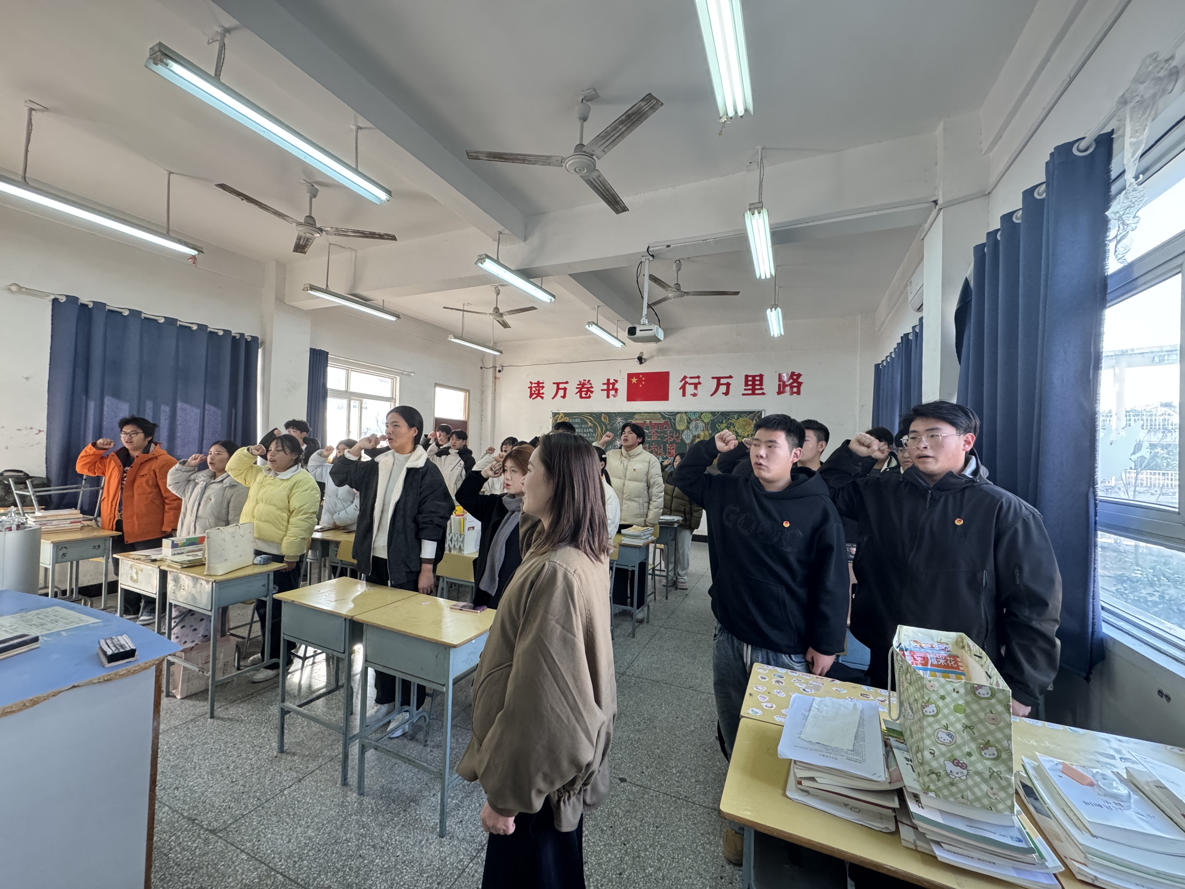 青春向党守初心 誓言铿锵担使命 ——beat365英国官网网站 团委举行新团员入团宣誓仪式