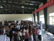 2017年5月18日beat365英国官网网站毕业生招聘会进行中